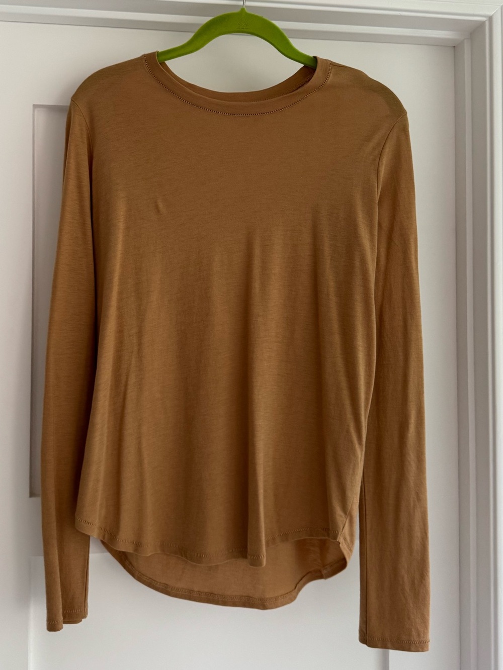 Vince women's Long Sleeve Crewneck top in Camel color. Size medium.